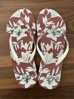 ROXY FLIP FLOP SIZE 6 NWT